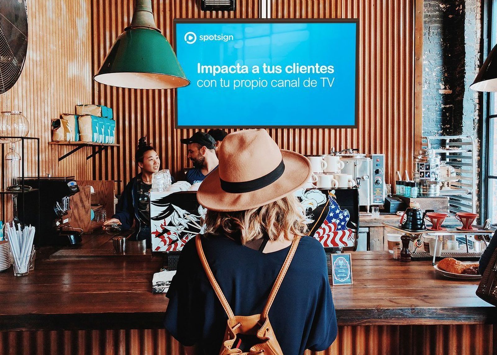 Con Spotsign se pueden combinar los contenidos propios de la empresa con otros de entretenimiento.