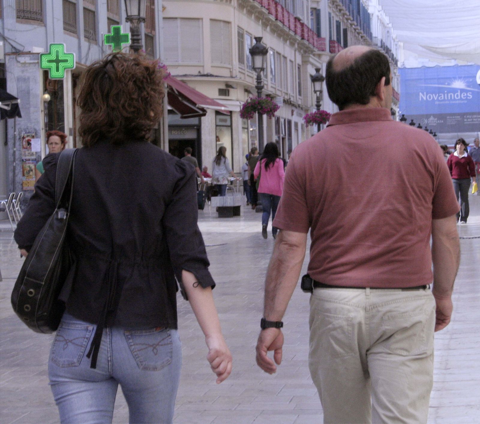Imagen de archivo de una pareja caminando por la calle