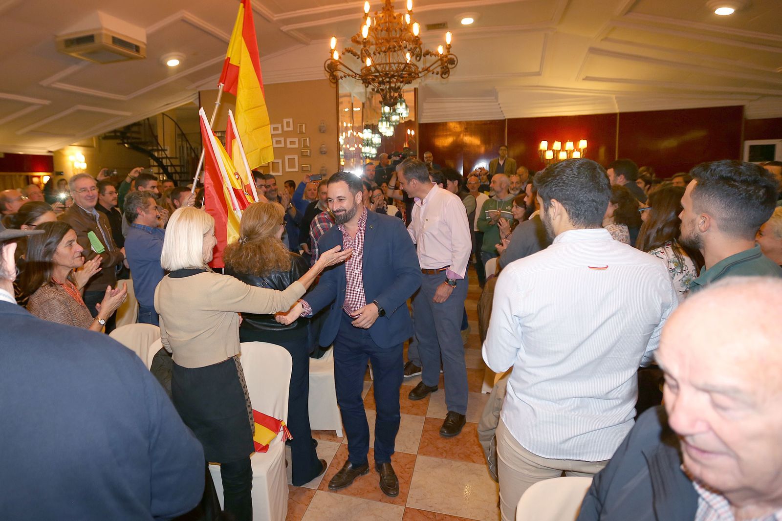 Momento de la entrada de Santiago Abascal en el salón del Pico de Oro.