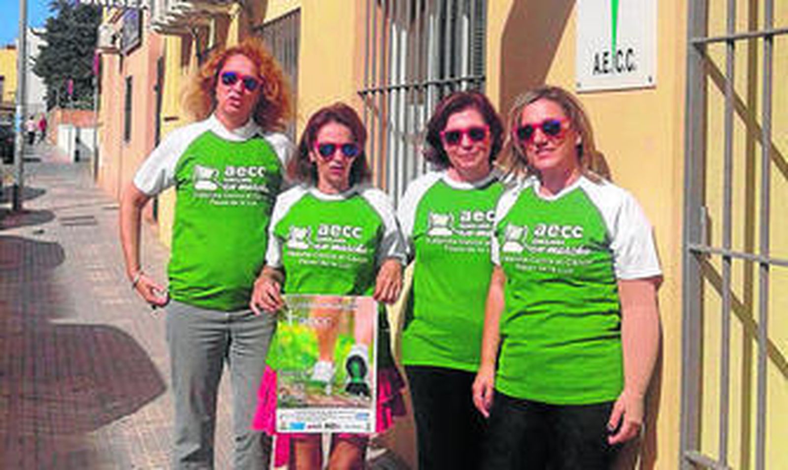 Imagen de miembros de la Asociación Contra el Cáncer en la ciudad.