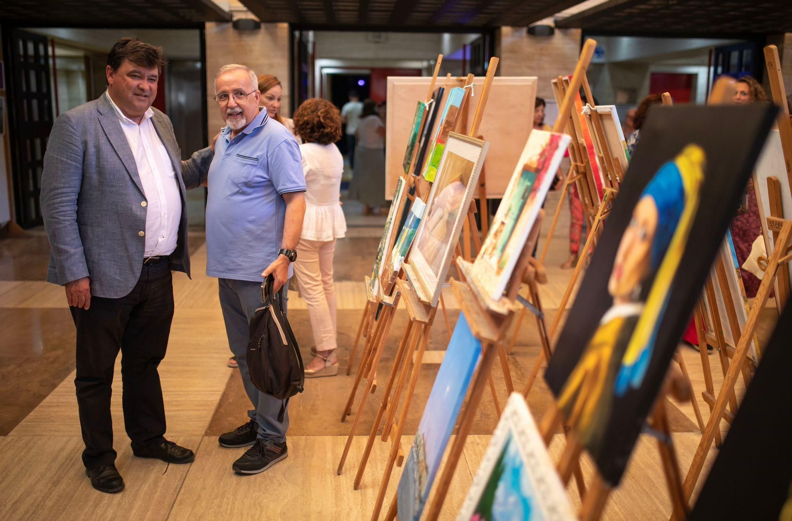 El alcalde de Huelva, Gabriel Cruz, visita una de las exposiciones.