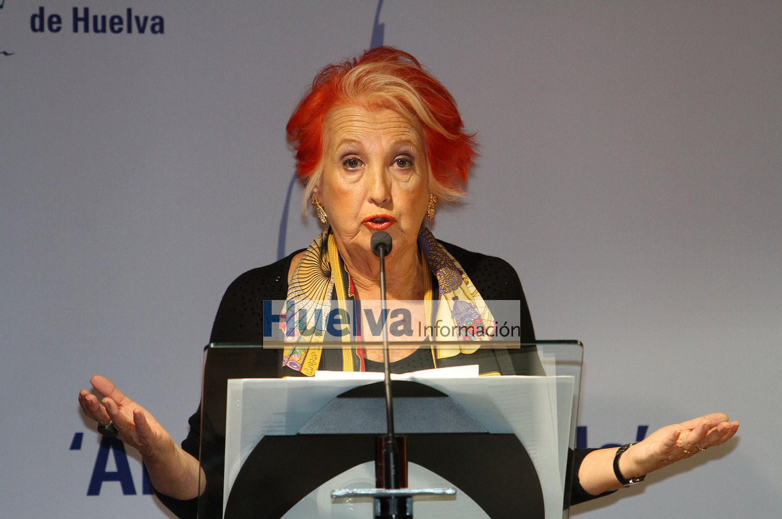 Imágenes de Mª Rosa Calaf recibiendo en premio Ángel Serradilla