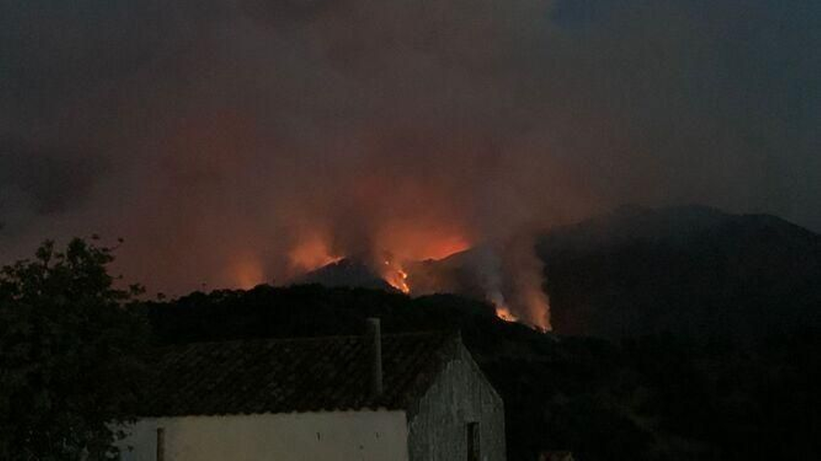 Vista del incendio. Vista del incendio.