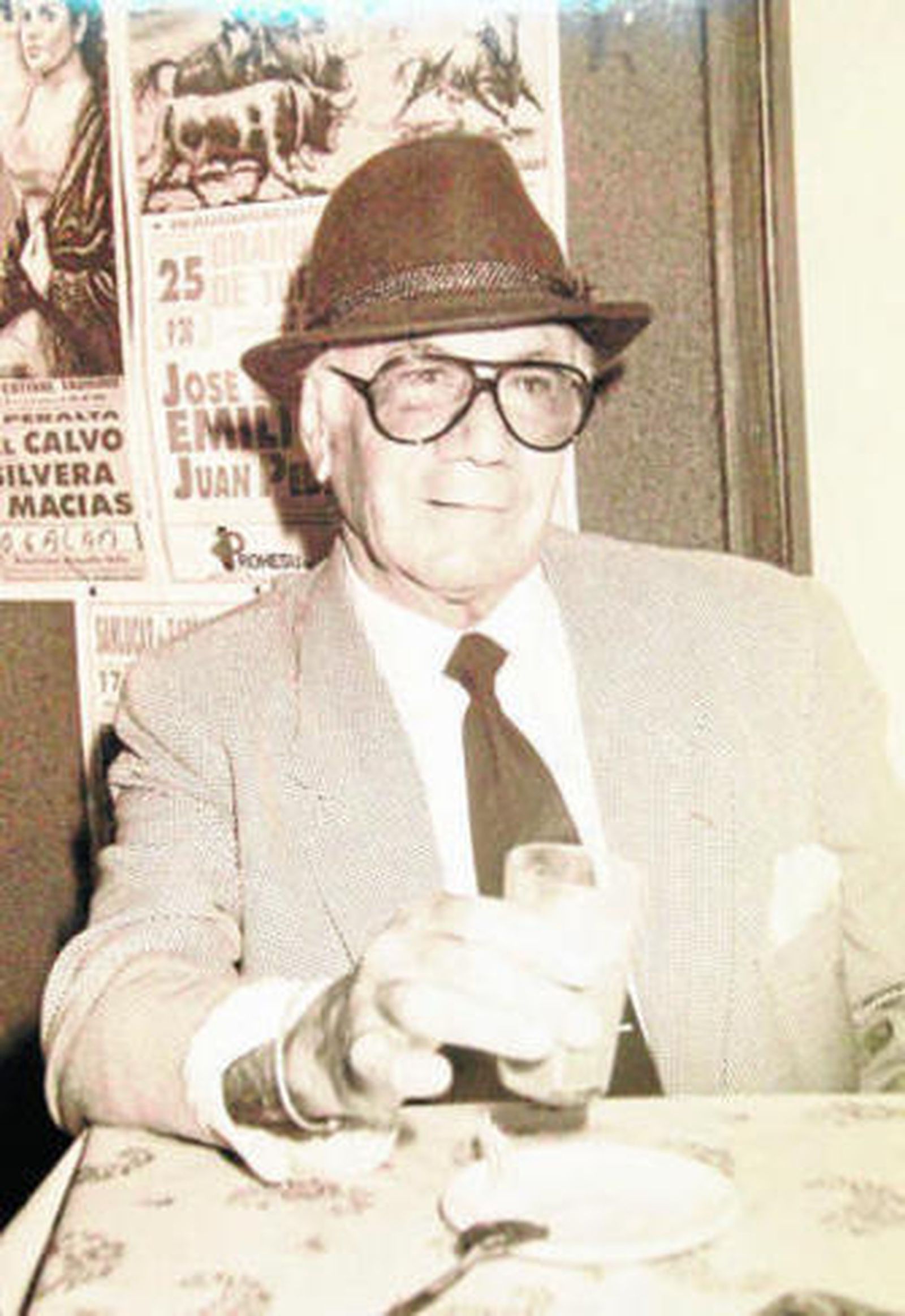 Pepe Pirfo, uno de los grandes representantes del toreo onubense, en uno de sus peculiares rincones de tertulia.