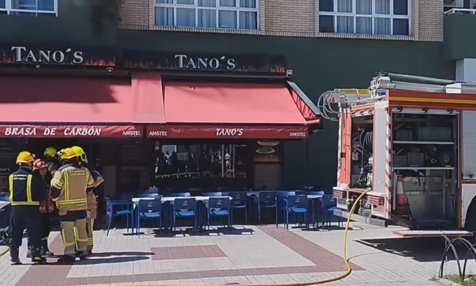 Bomberos actúan en el incendio del restaurante