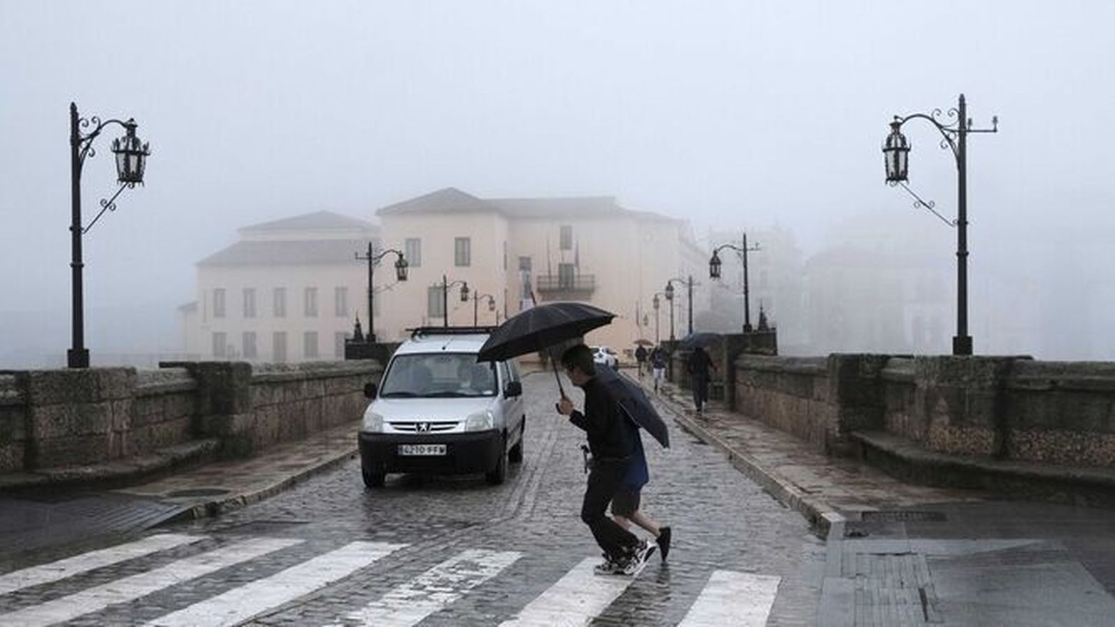 Lluvia sobre el Puente Nuevo de Ronda el pasado mes de mayo.