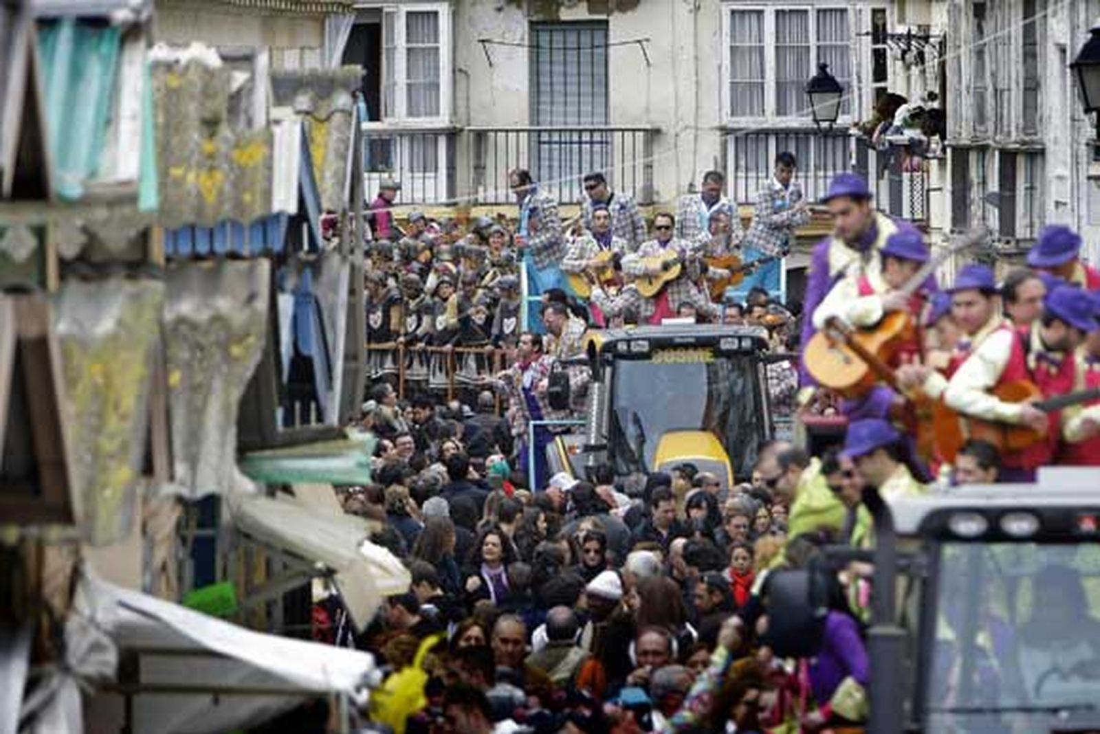 Gaditanos y foráneos tomaron las calles del centro en el primer fin de semana de Carnaval

Foto: Julio Gonzalez