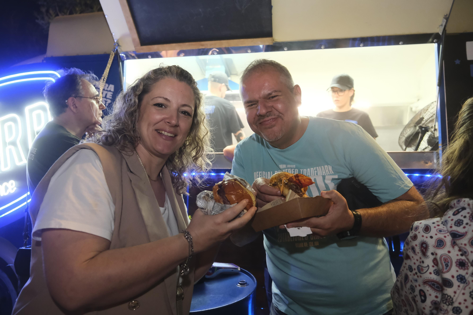 Neón y brasas en El Vial: el lleno absoluto de The Champions Burger en Córdoba Neón y brasas en El Vial: el lleno absoluto de The Champions Burger en Córdoba