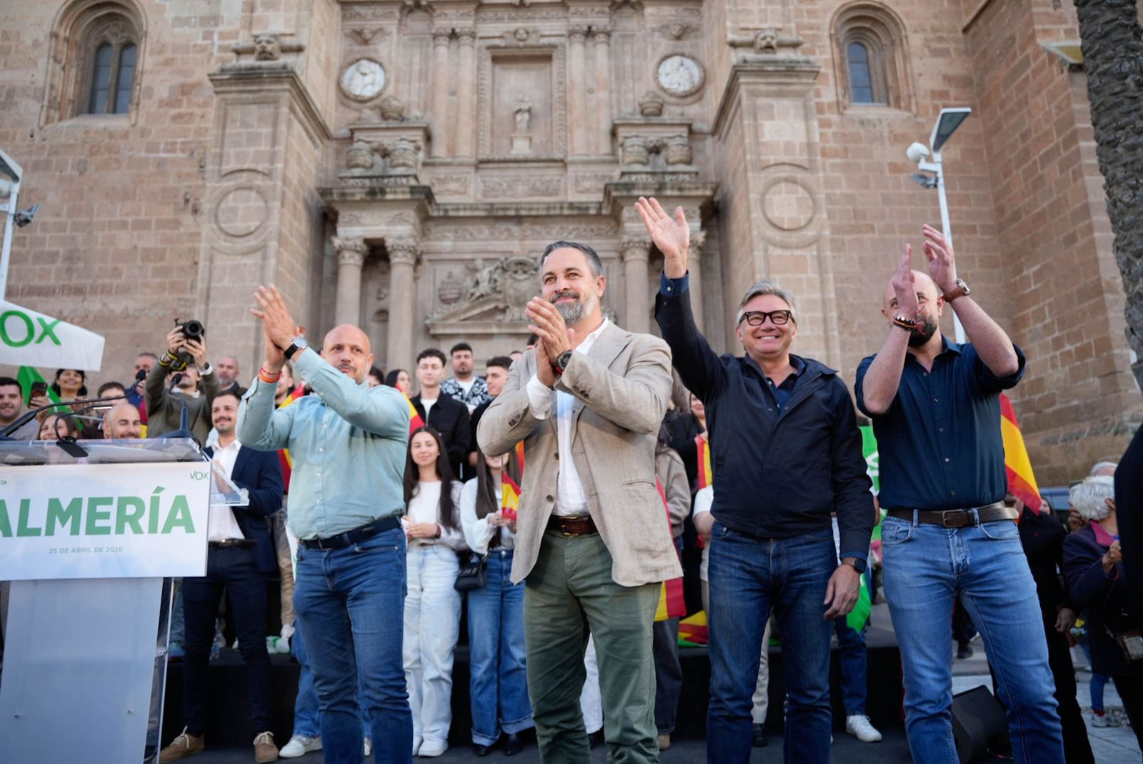 Las imágenes del acto público de Vox con Santiago Abascal en Almería