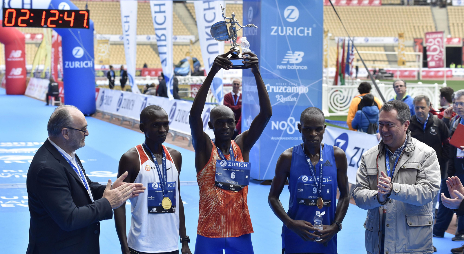 La meta del Maratón de Sevilla en el Estadio de la Cartuja.