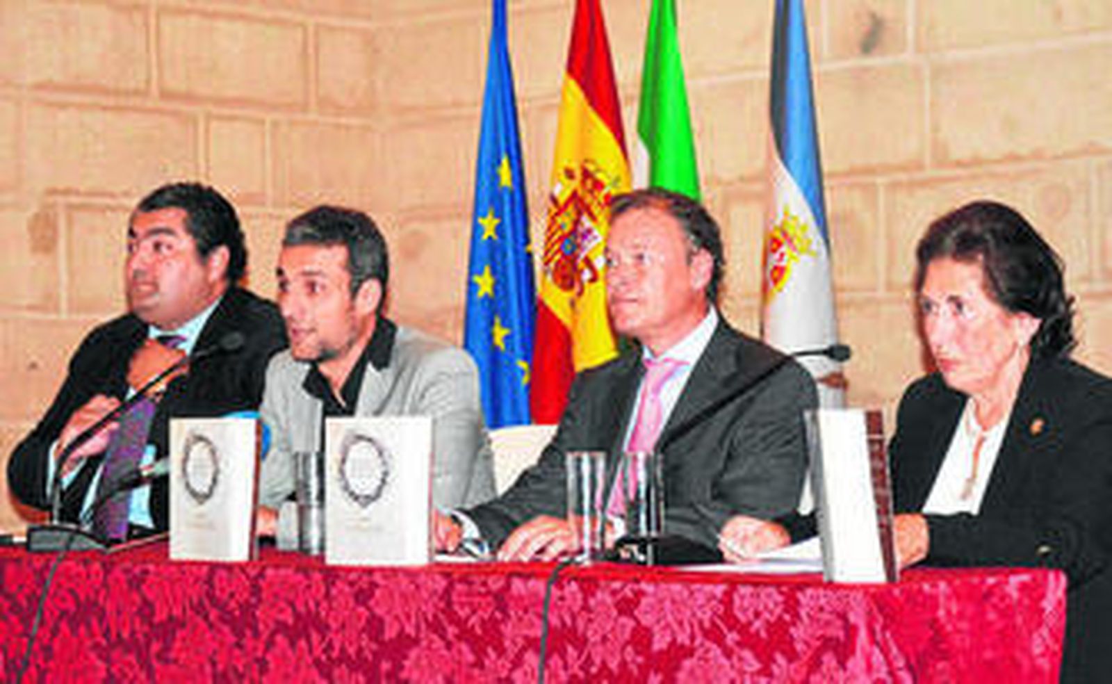 Un instante de la presentación del libro de José Antonio Salas en los Claustros el pasado viernes.