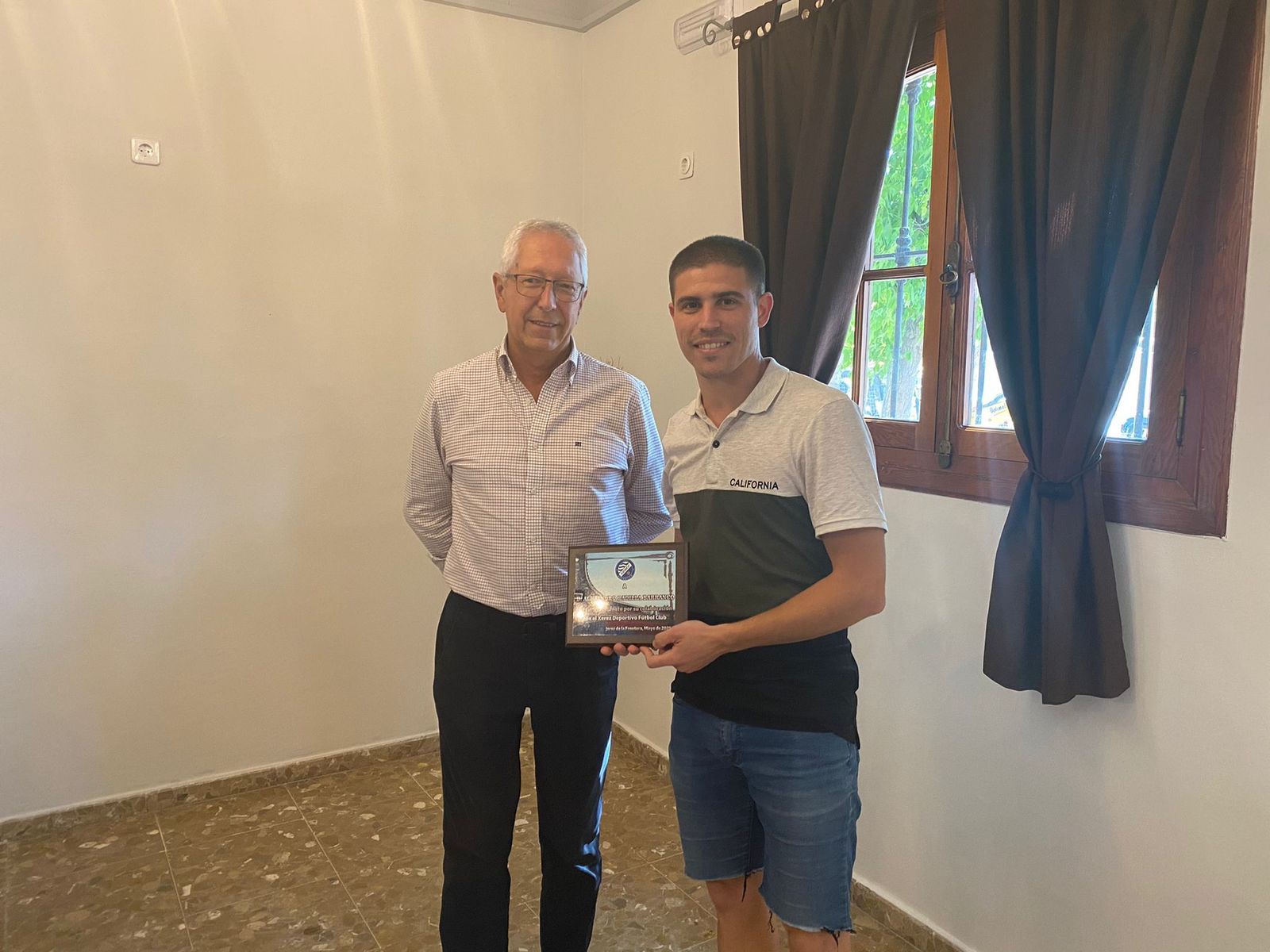 Rafael Coca, presidente del Xerez DFC, junto a Álex Padilla con su placa.