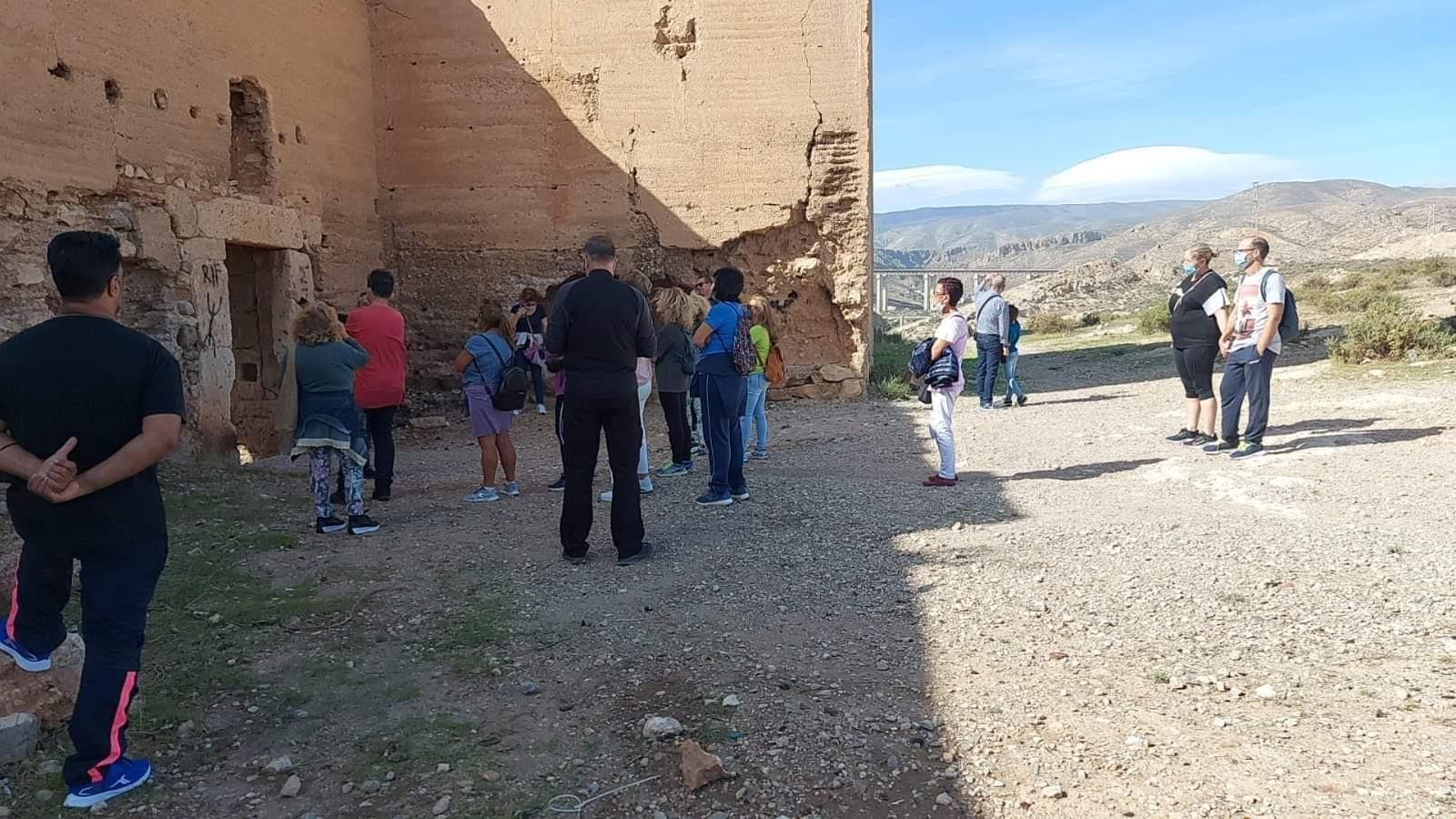 Numerosos visitantes son testigos de la situación en la que se encuentran las murallas de San Cristóbal.