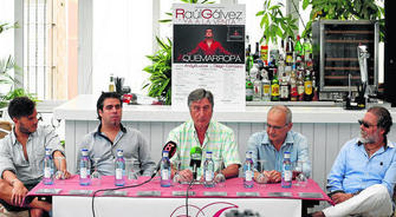 De izquierda a derecha, Yona Luna, Raúl Gálvez, Juan Antonio Polanco, Luis Ripoll y Diego Carrasco, en la presentación de 'A quemarropa'.