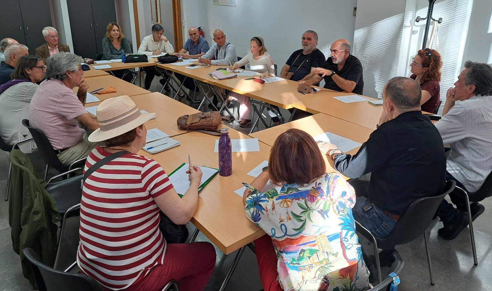 Reunión de una docena de asociaciones de Sevilla este miércoles en un centro cívico de la ciudad.