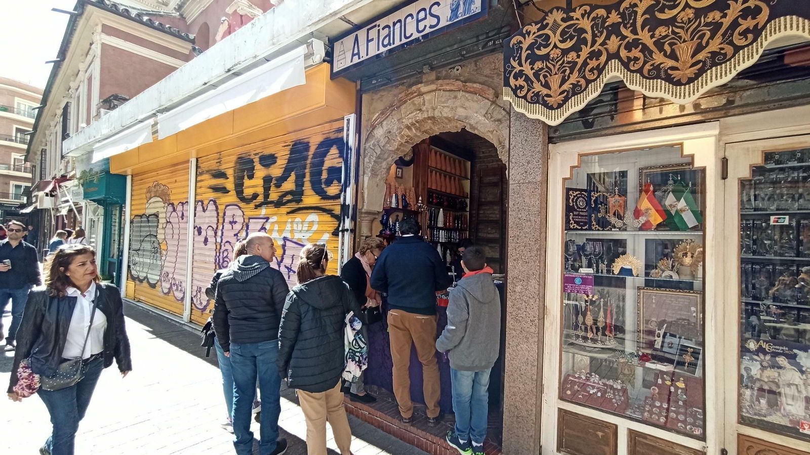 Varias personas junto a la tienda especializada en la venta de incienso.