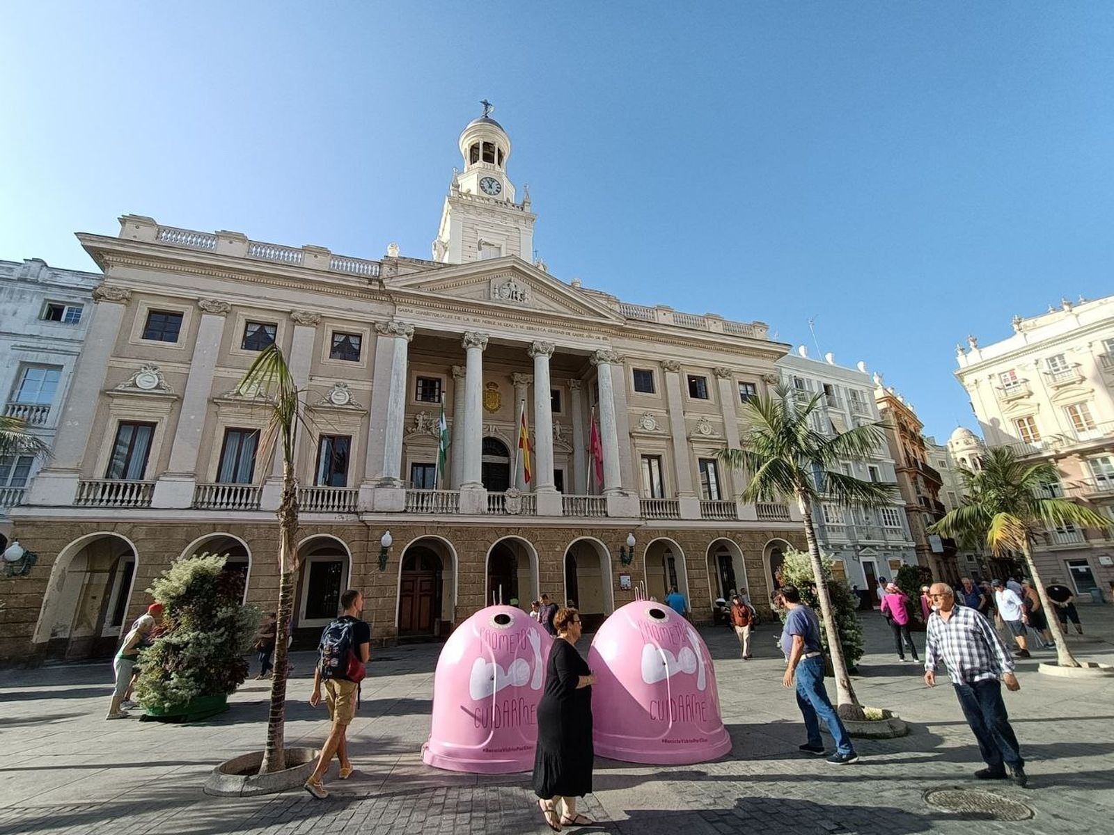 Contenedores rosas en San Juan de Dios.