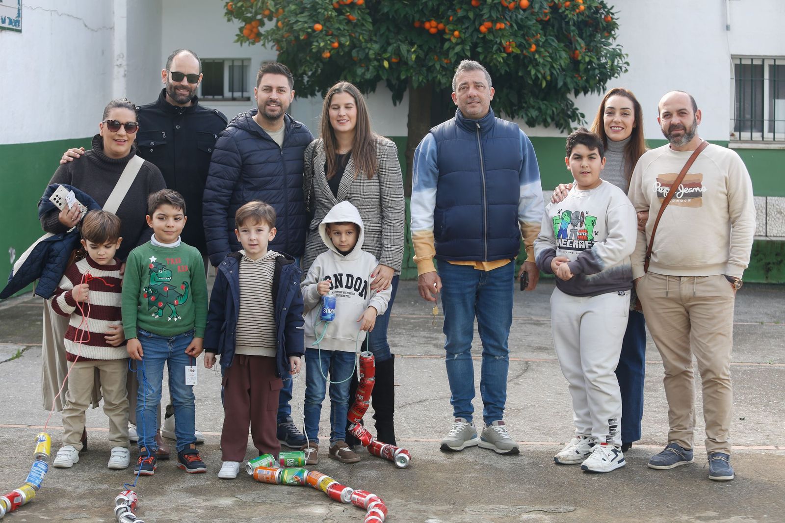 Búscate en las fotos del arrastre de latas 2026 en Los Barrios