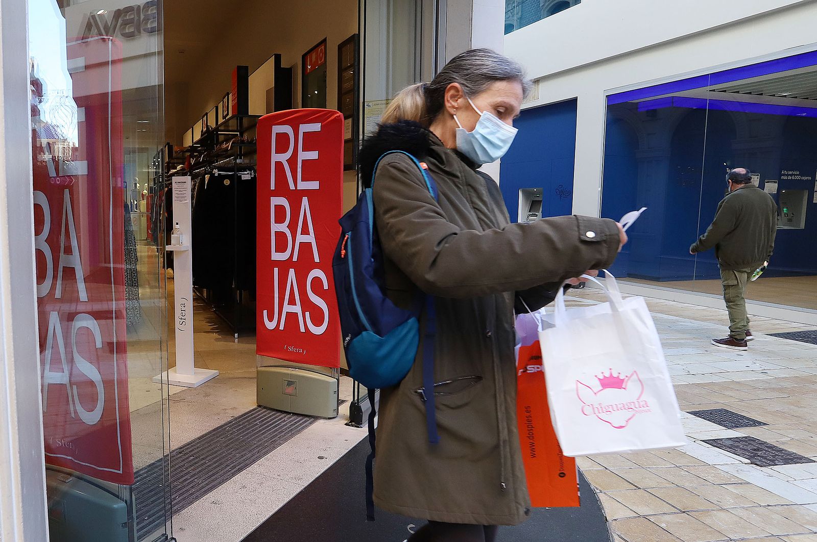 Imágenes del ambiente de rebajas por las calles del centro