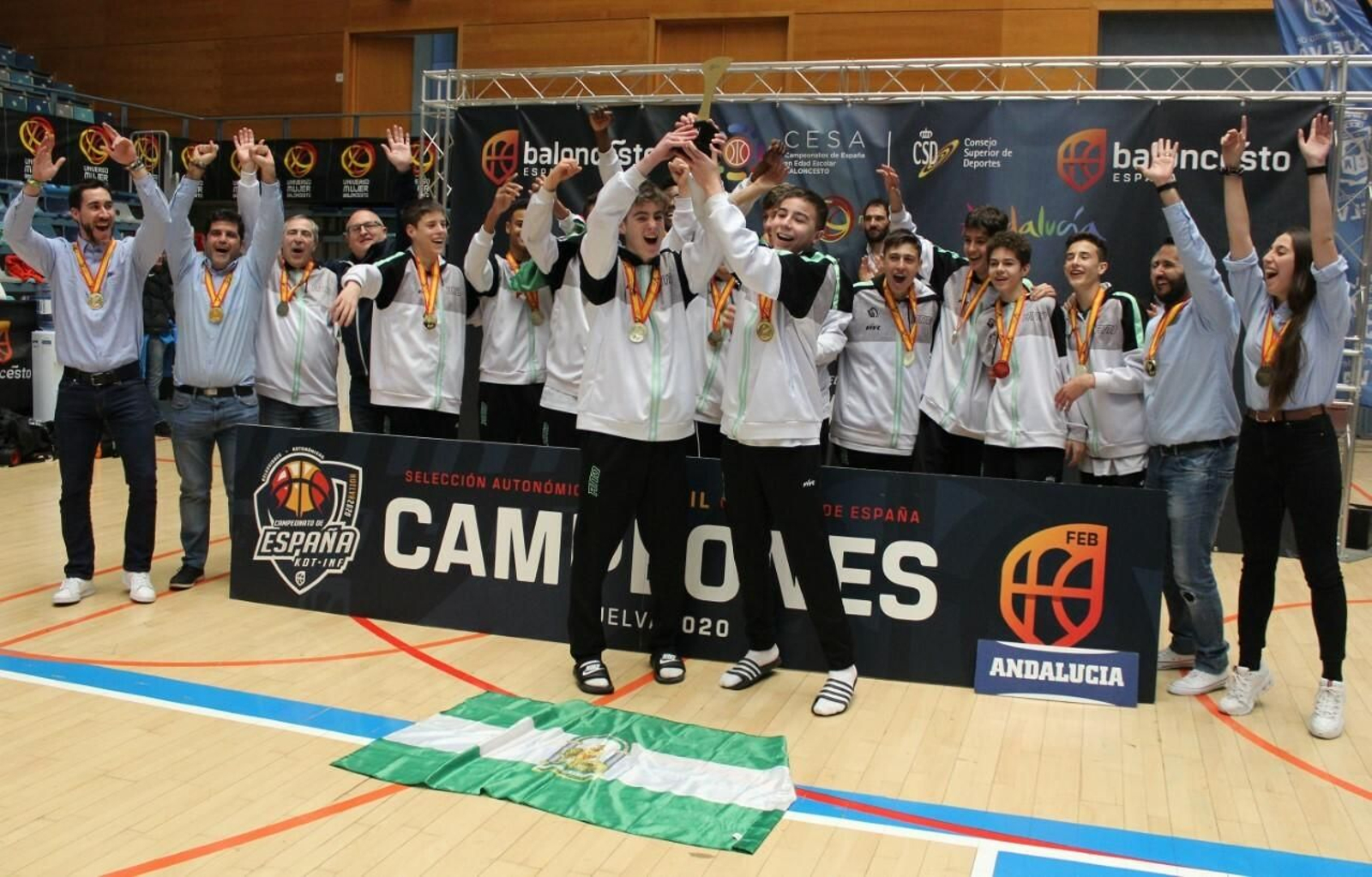 El combinado infantil masculino de Andalucía celebra el título en el Palacio Carolina Marín.