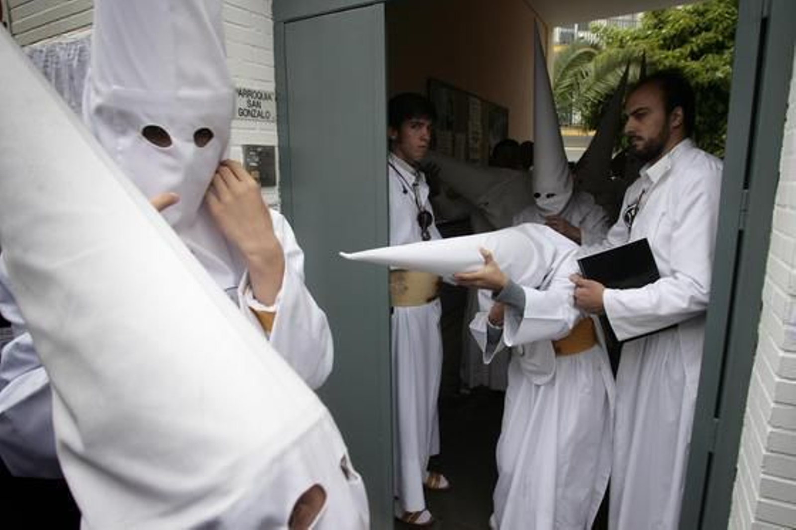 Nazarenos de San Gonzalo bajo la lluvia.

Foto: Juan Carlos Muñoz