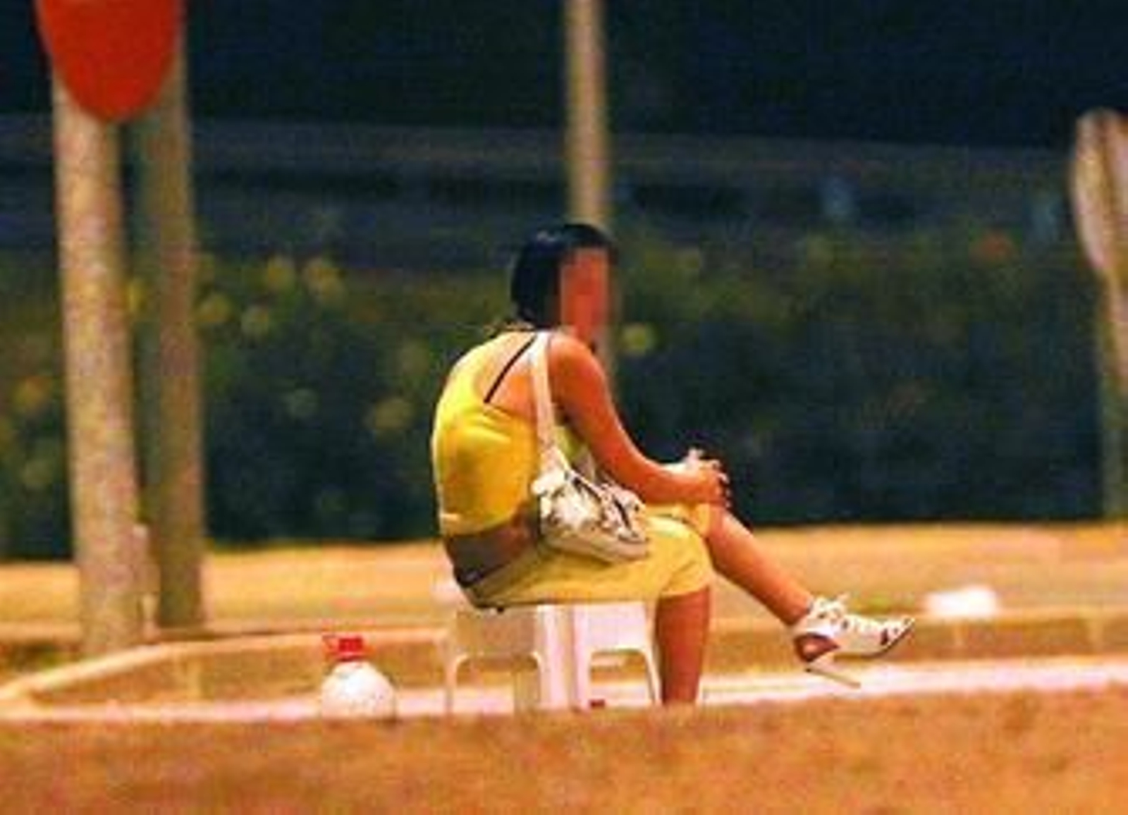 Una prostituta espera la llegada de clientes en la rotonda de acceso a la Torrecilla.