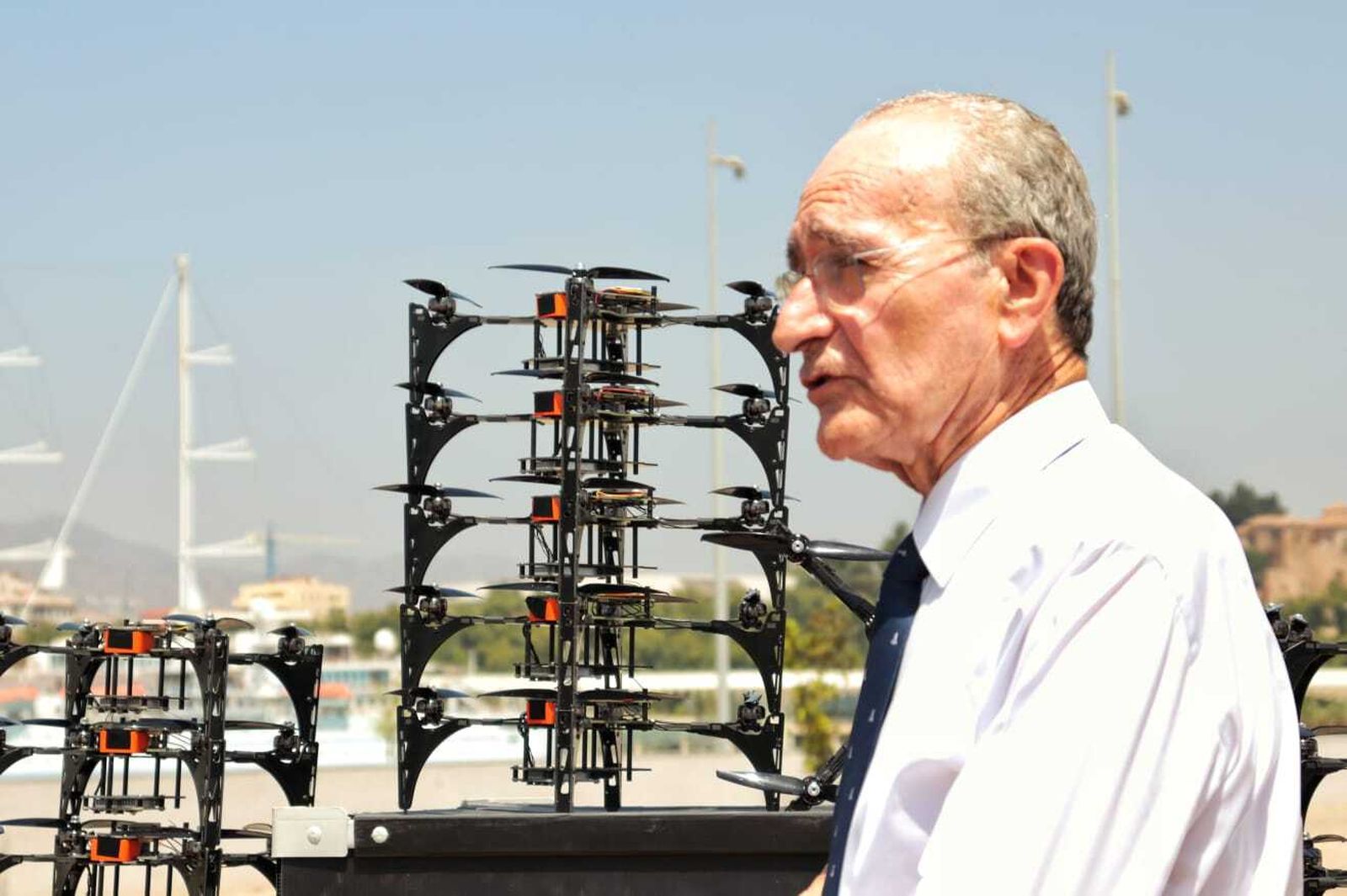 La instalación de los fuegos y drones para arrancar la Feria, en fotos