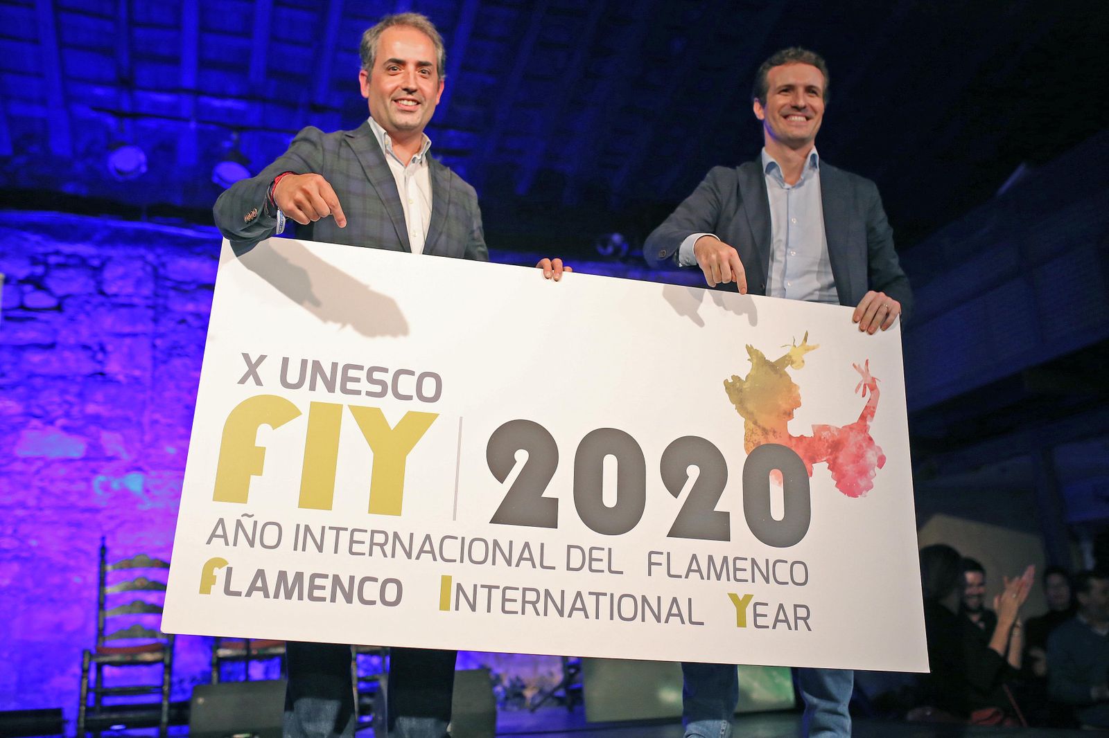 Pablo Casado y Antonio Saldaña, con el logo del proyecto del año internacional del flamenco en 2020.