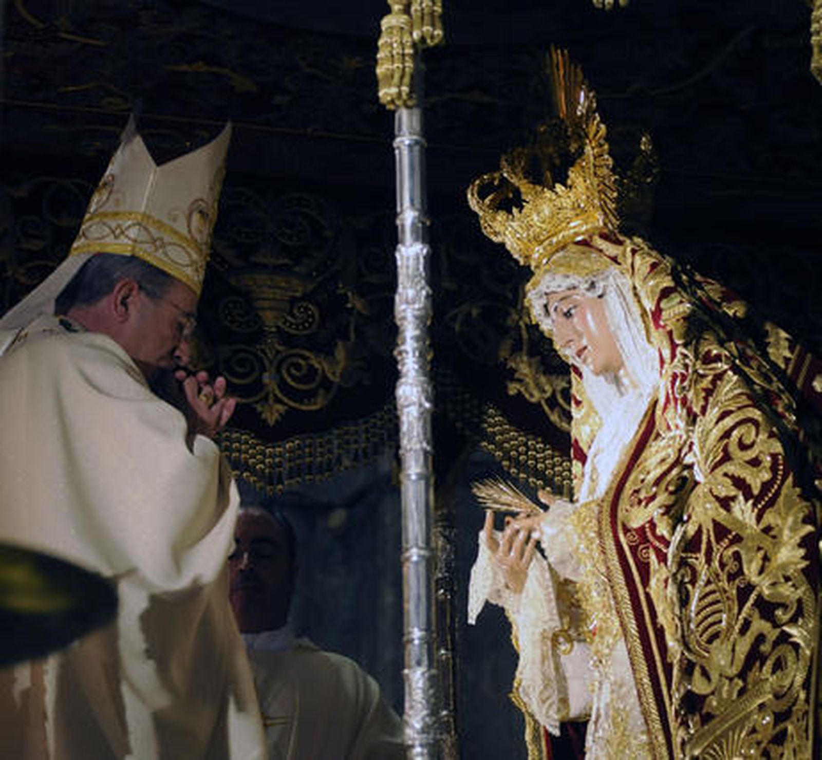 Acto de coronación de la Virgen de Regla, en la Catedral.

Foto: Juan Carlos Vázquez