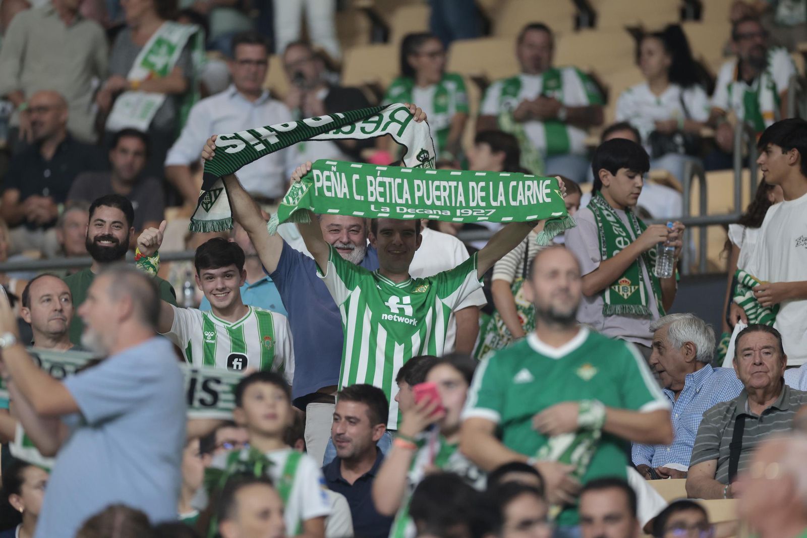Búscate en las fotos del Betis - Nottingham Forest