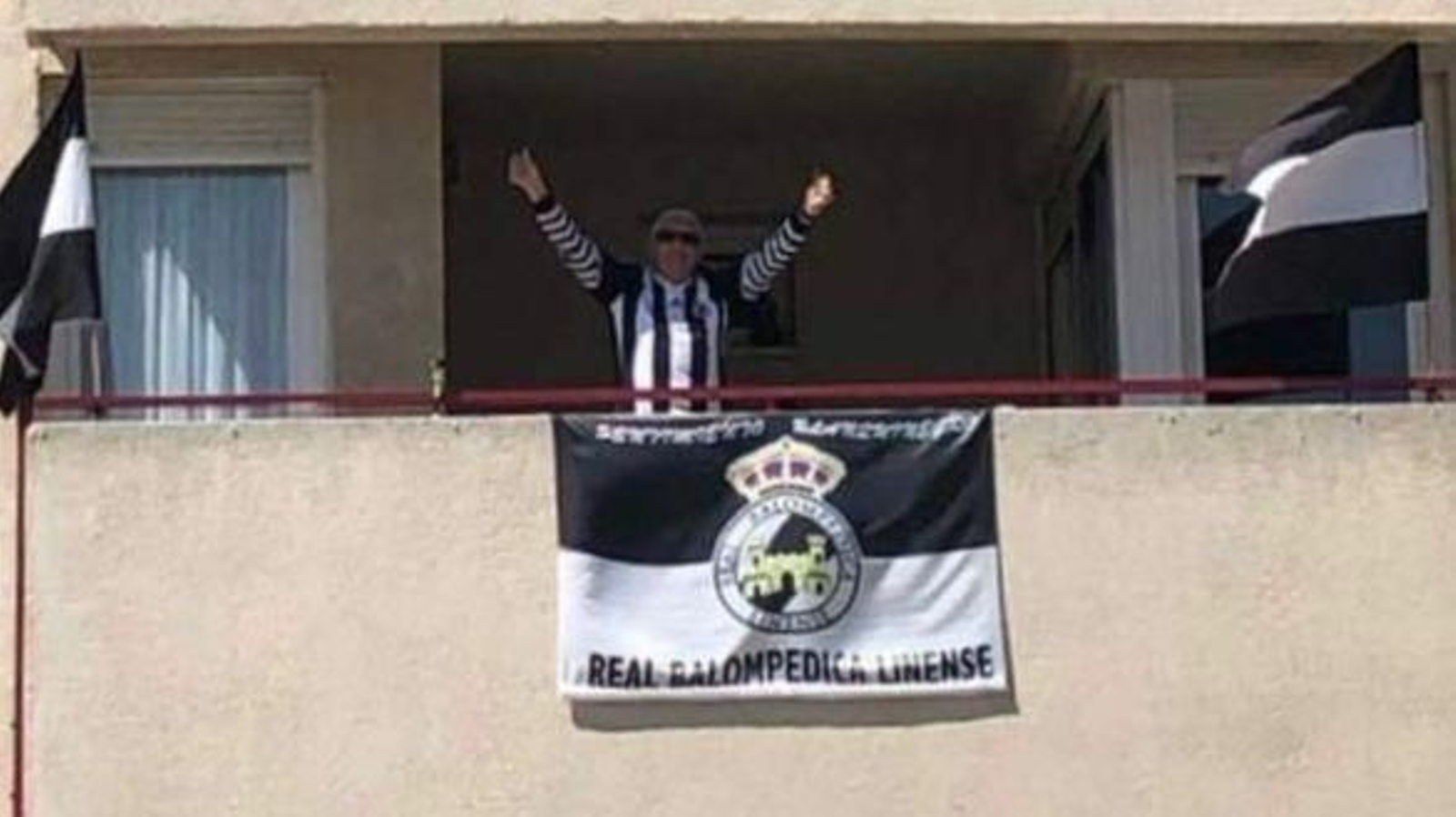 Antonio Carnero 'Nono', en su conocido balcón
