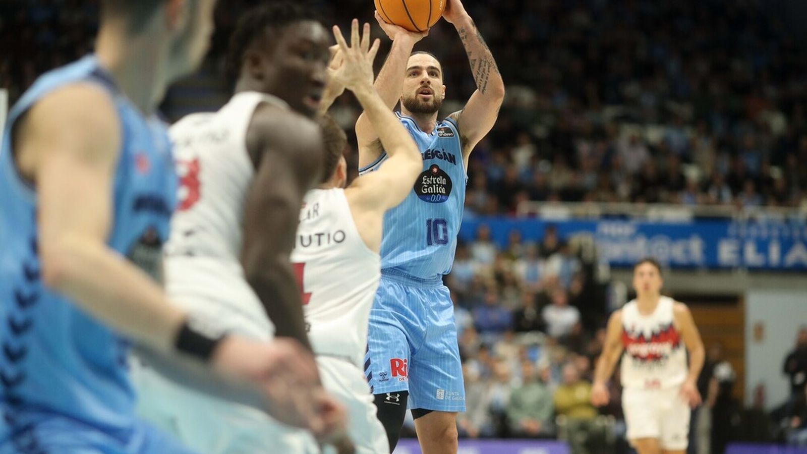 Francis Alonso lanza un triple.