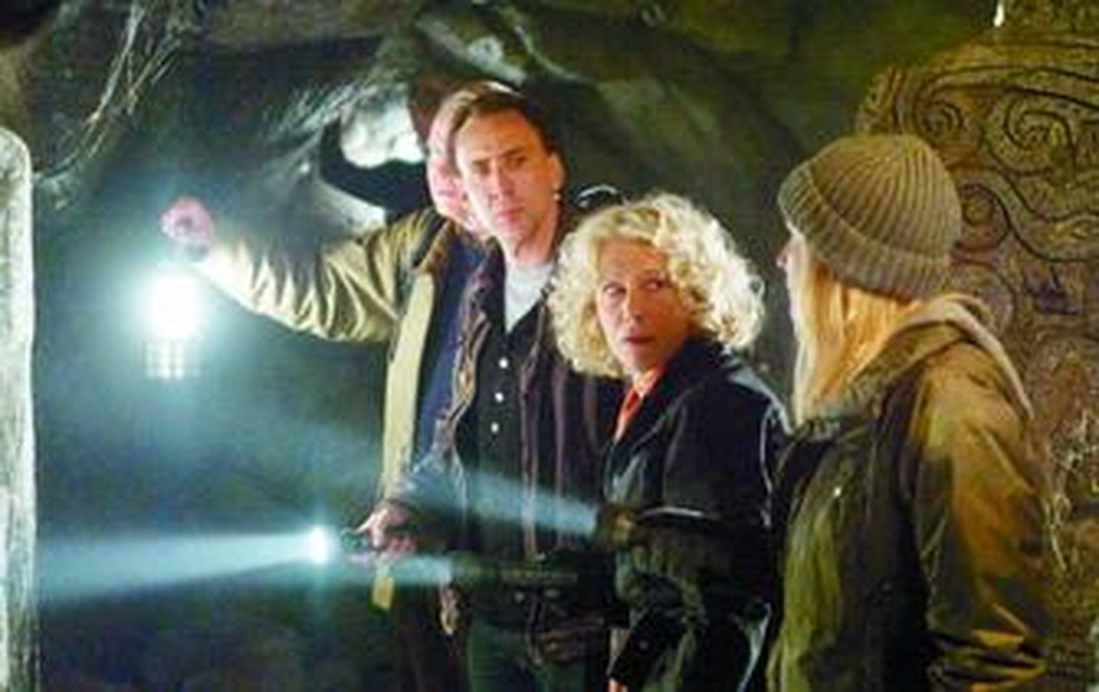 1. Jon Voight, Nicolas Cage y Diane Kruger repiten en la segunda entrega de 'La búsqueda', en la que siguen la pista del diario del asesino de Abraham Lincoln. Helen Mirren (también en la imagen), Harvey Keitel y Ed Harris se une al reparto. 2. Chris Cooper y Ryan Philippe protagonizan el 'thriller' de Billy Ray 'El espía', que narra la traición de un agente del FBI. 3. Jason Lee comparte pantalla en 'Alvin y las ardillas' con tres pizpiretos y alborotadores roedores.