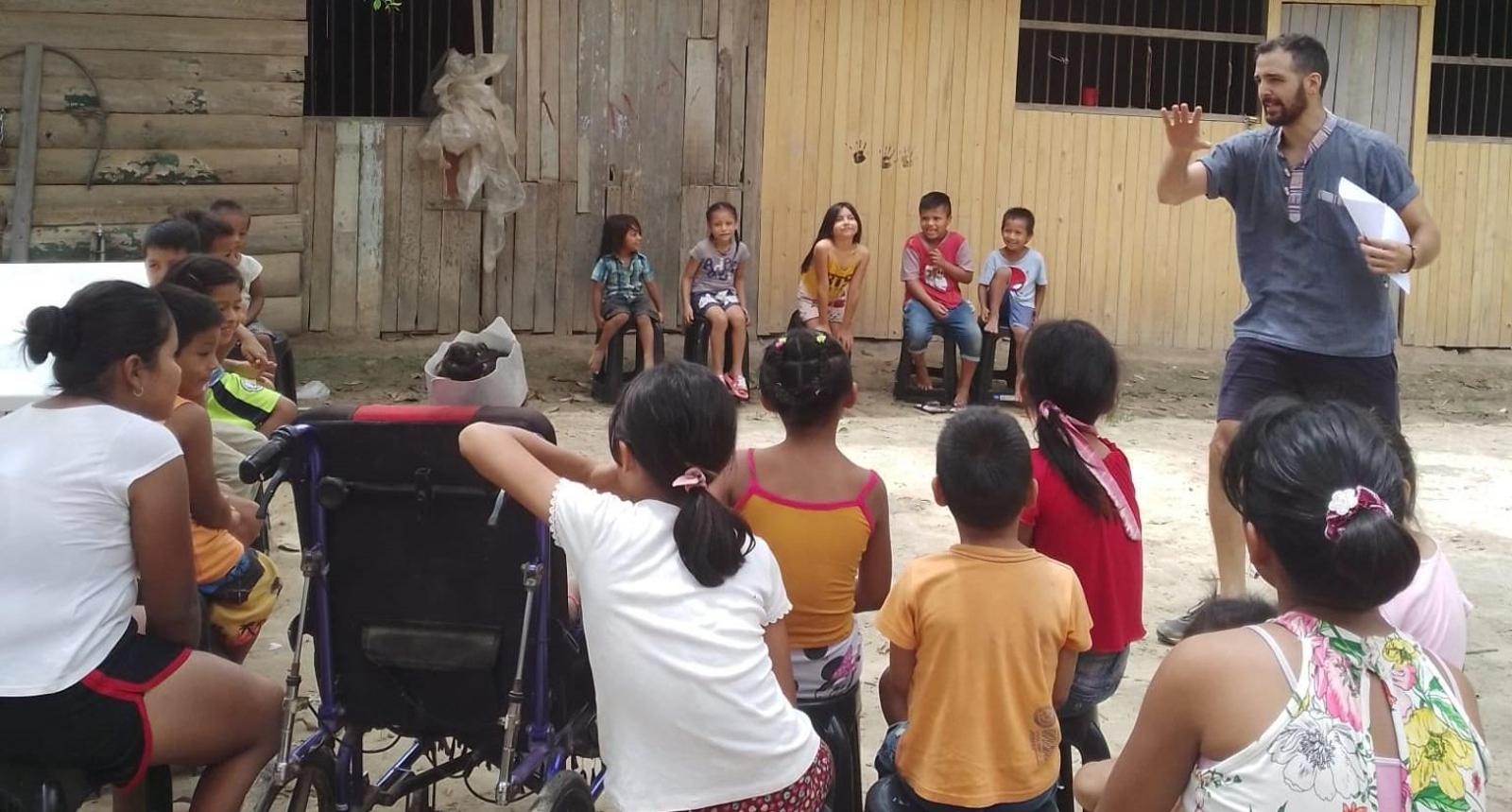 Javier González en la comunidad indígena de Pucallpa.