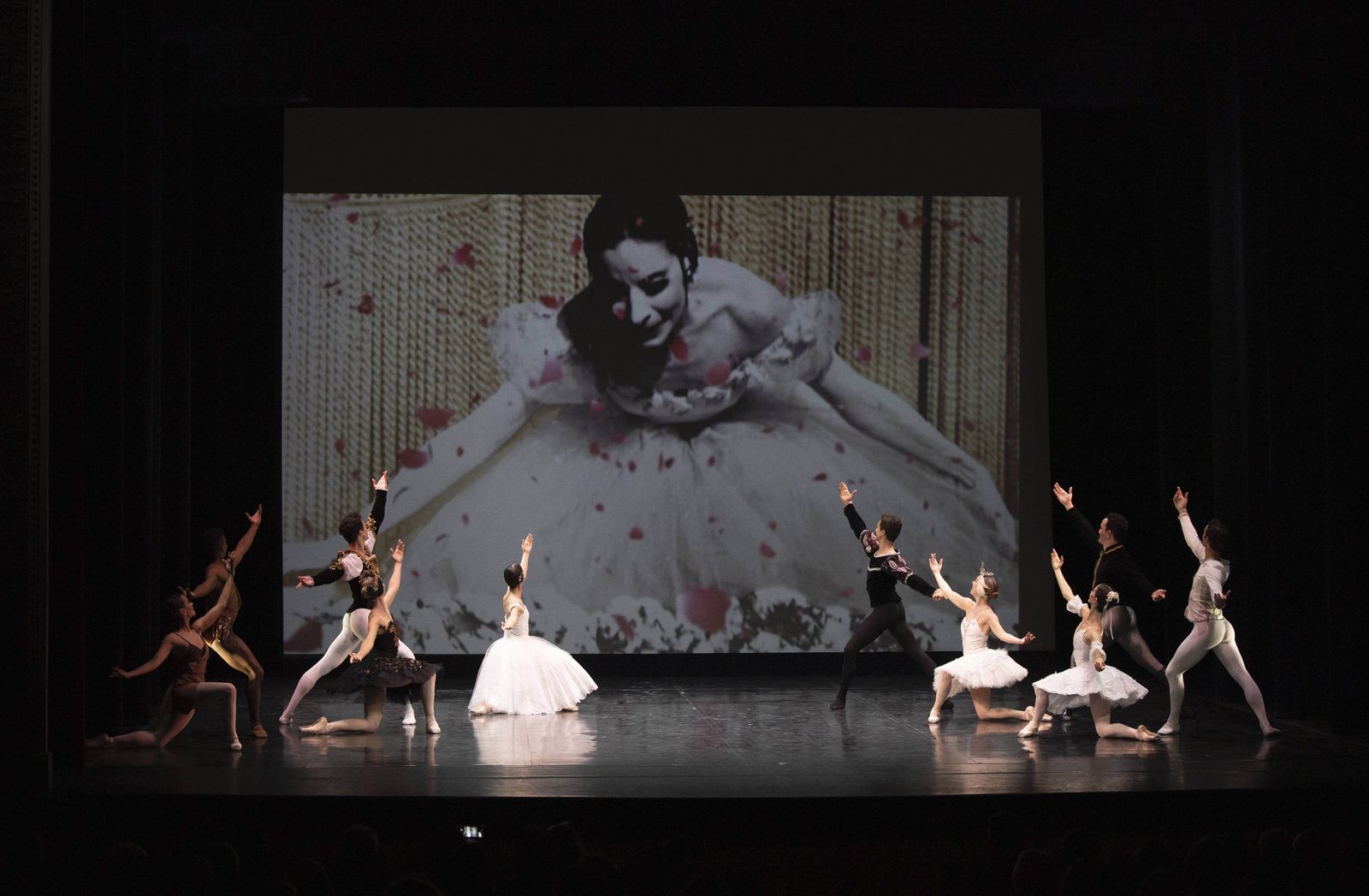 Todos los bailarines de la gala rinden homenaje a la mítica bailarina cubana Alicia Alonso.