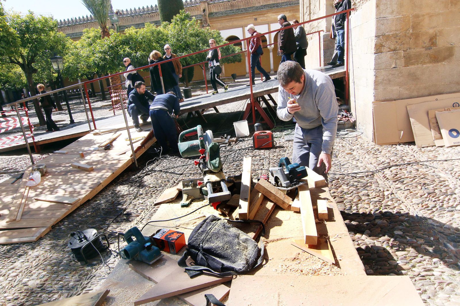 Imagen de archivo de la colocación de una rampa en la Puerta del Perdón.