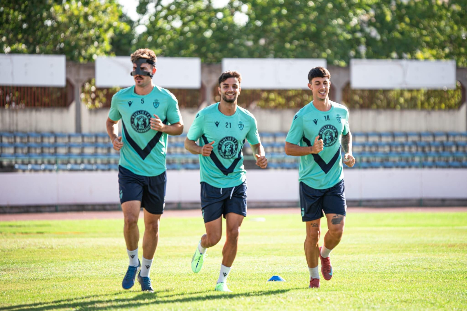 Jesús del Amo, Moha y Sergio Rivera, tres de los lesionados, en el estadio Sánchez Menor.