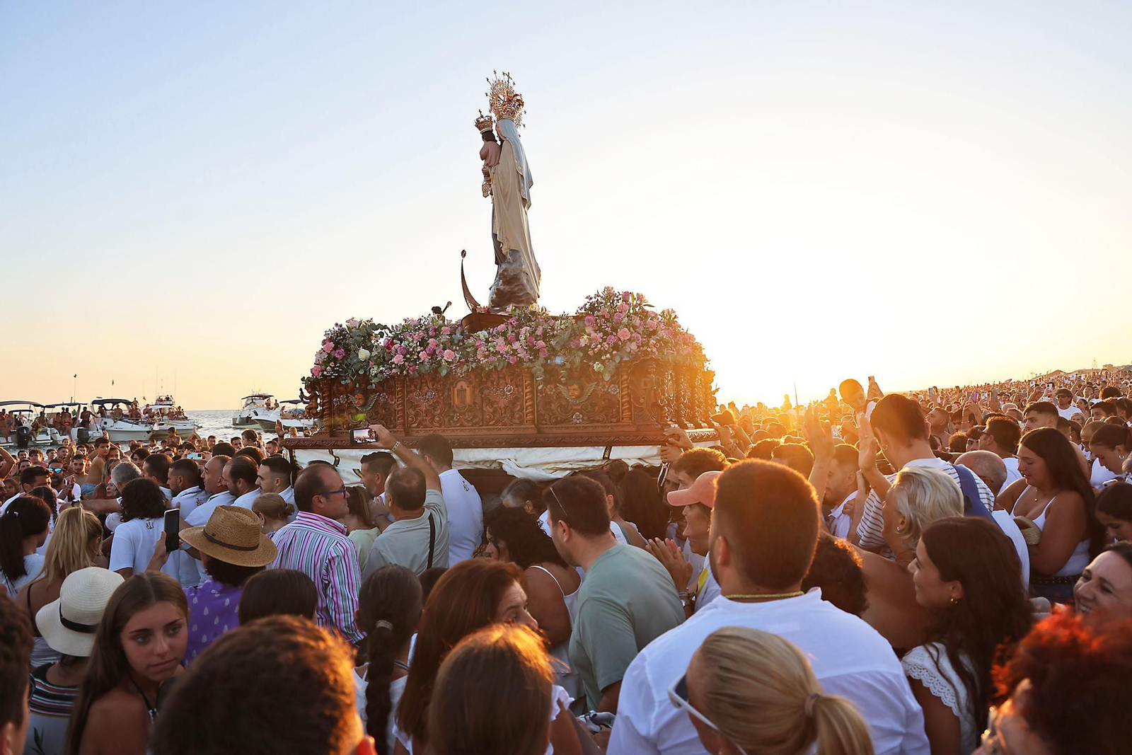 Imágenes de la Virgen del Carmen procesionando en Punta Umbría
