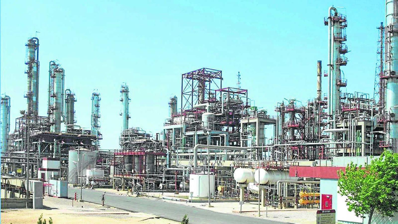 En las instalaciones de Cepsa se producen una serie de productos básicos  en plena crisis sanitaria.