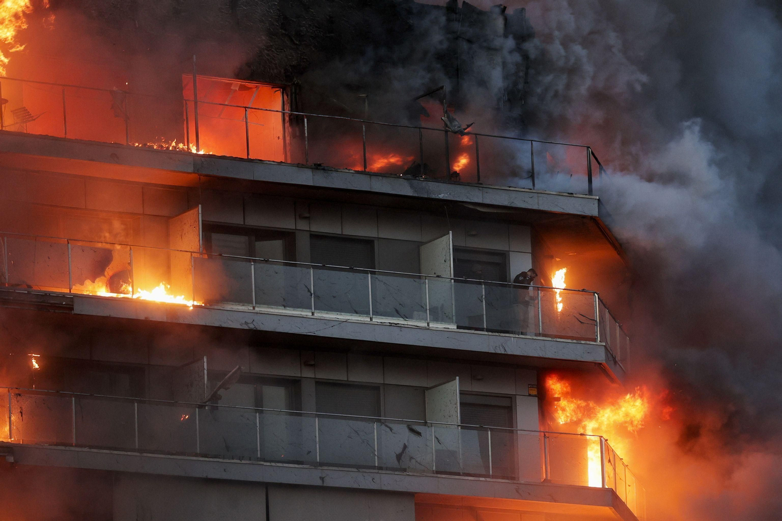 El incendio del edificio en Valencia, en imágenes El incendio del edificio en Valencia, en imágenes