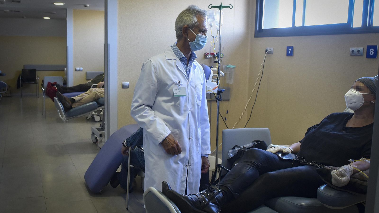 Personal sanitario junto a paciente oncológica en el Hospital Quirónsalud Sagrado Corazón.