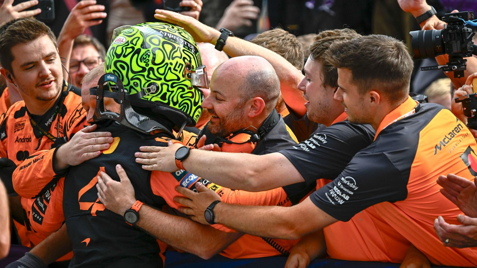 Lando Norris celebra su victoria en Hungría con su equipo