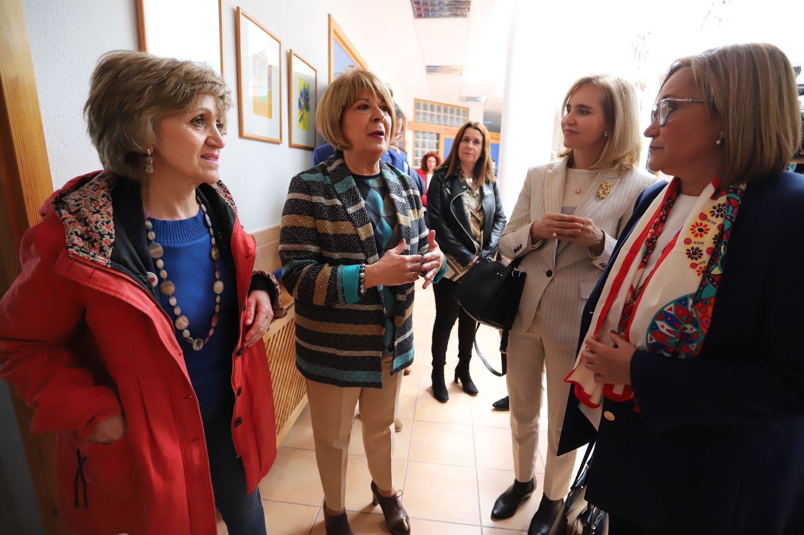 María Luisa Carcedo recorre las dependencias de AFA junto a María Luisa Faneca, Rocío Muñoz y Manuela Parralo.