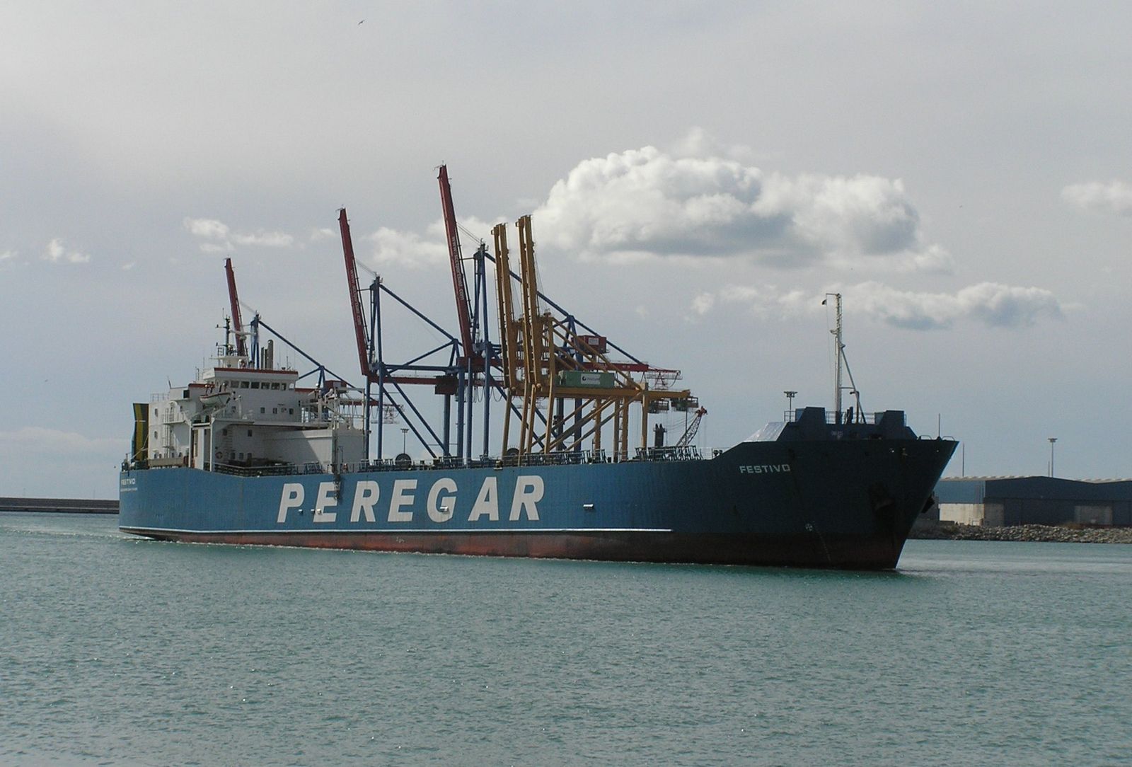 Buque de carga roda de Marítima Peregar 'Festivo'.
