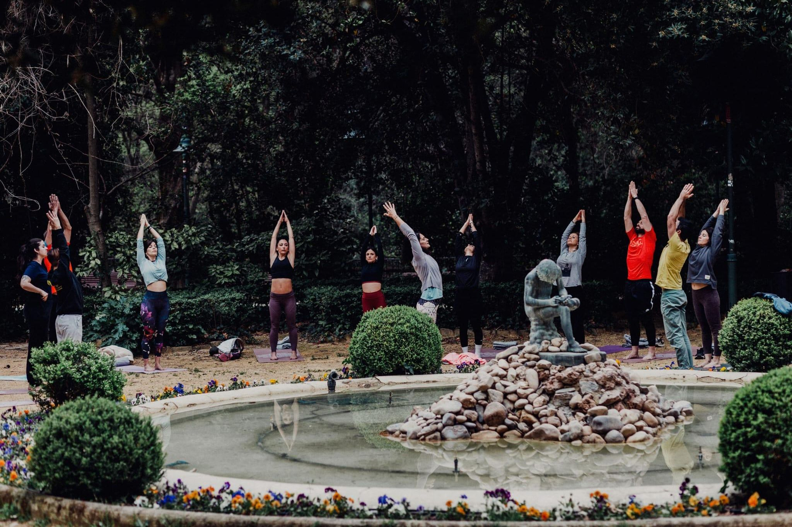 Elena Fernández durante una de las sesiones de yoga al aire libre en los Jardines de Jabalcuz.