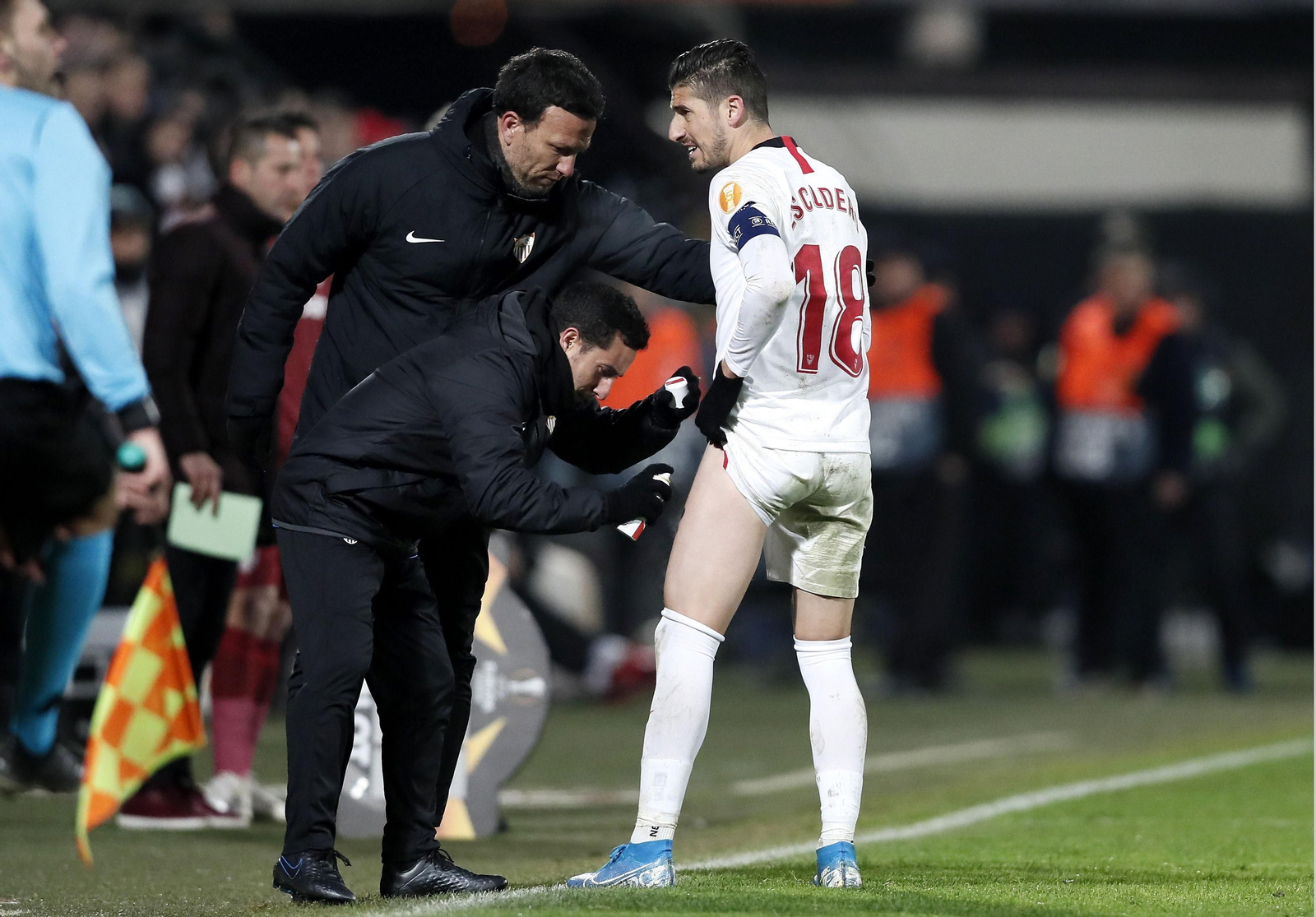 El doctor Juan José Jiménez atiende a Escudero en un partido de esta temporada.