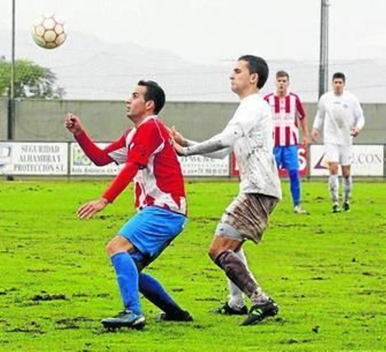 Peri trata de controlar en cuero en un duelo anterior.