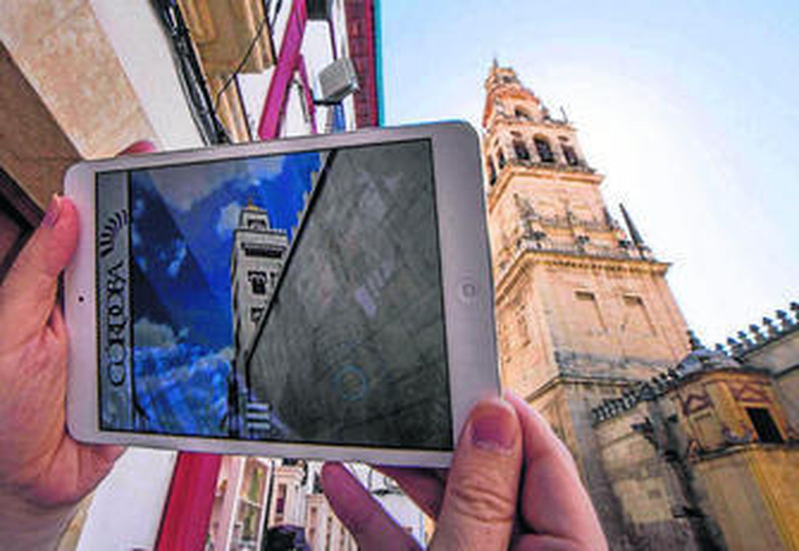 Un usuario utiliza la aplicación VirTimePlace en el exterior del monumento.