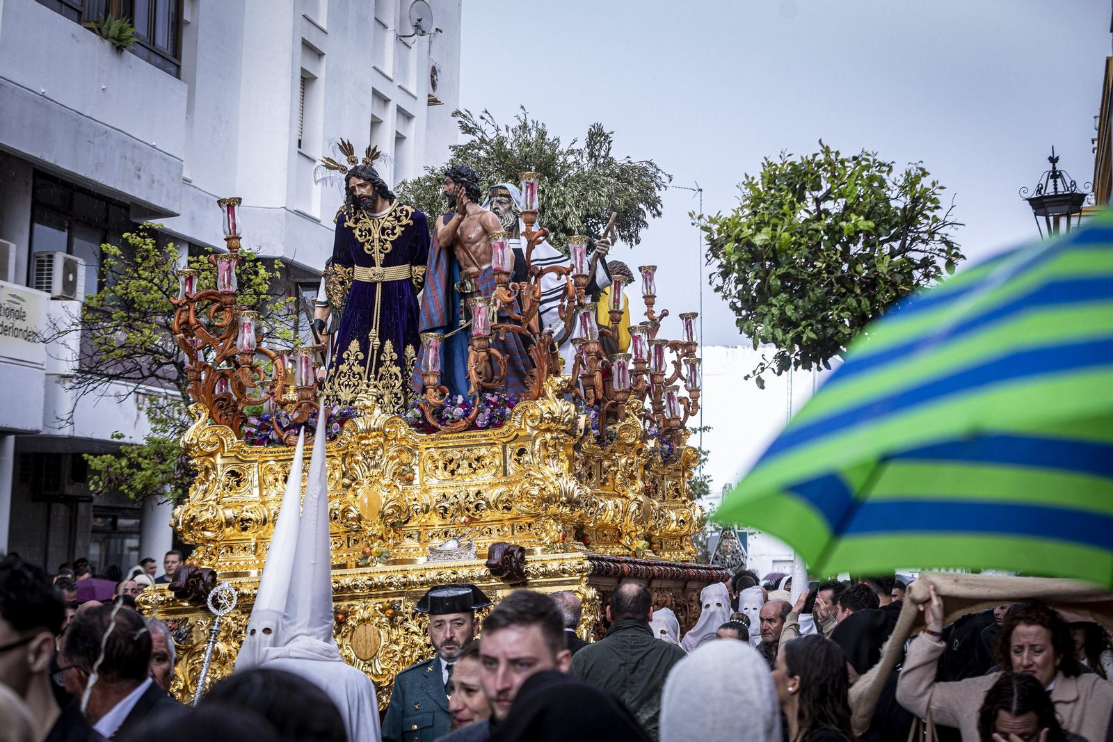 El paso de misterio de Prendimiento tuvo que volver a su templo a paso de traslado para guaracerse de la lluvia.