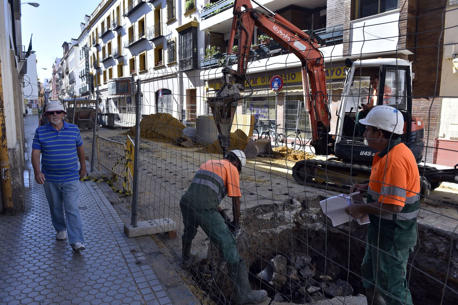 Operarios abren la calle para sustituir las viejas redes de agua.